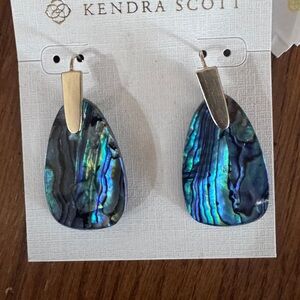 Kendra Scott Marty Drop Abalone Shell. Gold plated accents.